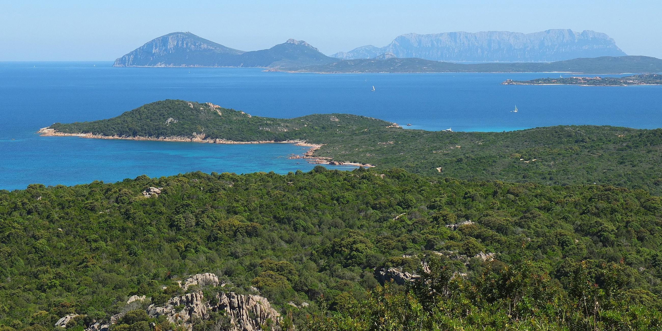 Die Costa Smeralda ist bei Porto Cervo auf der italienischen Insel Sardinien zu sehen