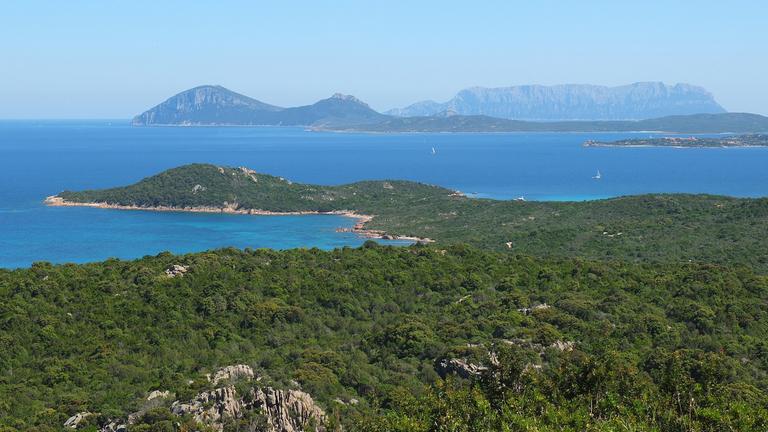 Die Costa Smeralda ist bei Porto Cervo auf der italienischen Insel Sardinien zu sehen