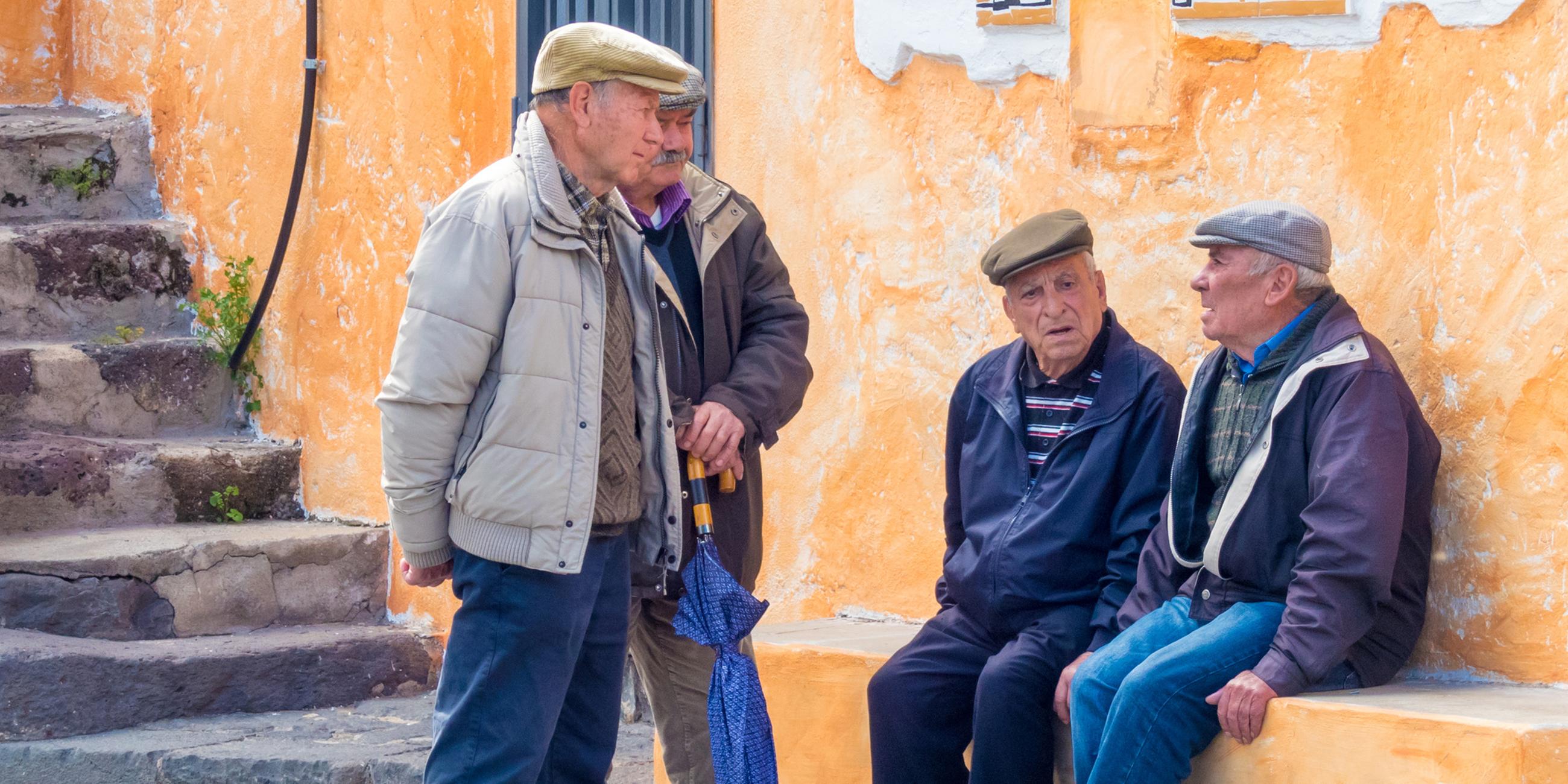 Eine Gruppe Senioren unterhalten sich in einem Dorf auf Sardinien. (Archiv)