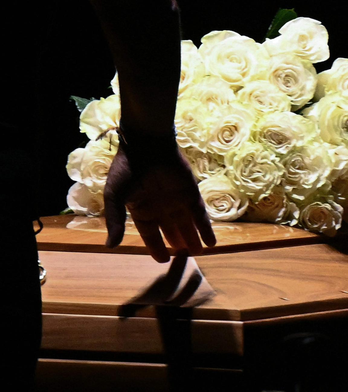 Ein Mann berührt am 06.09.2025 den Sarg von dem verstorbenen Modedesigner Giorgio Armani in Mailand.