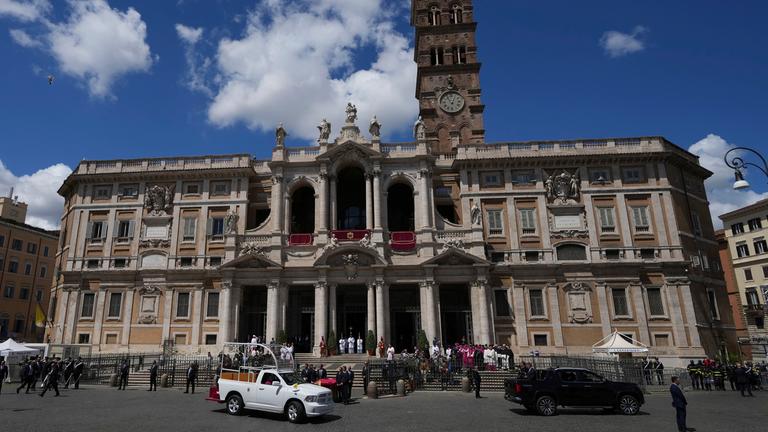 Der Sarg von Papst Franziskus kommt im Papamobil in der Basilika Santa Maria Maggiore in Rom an.