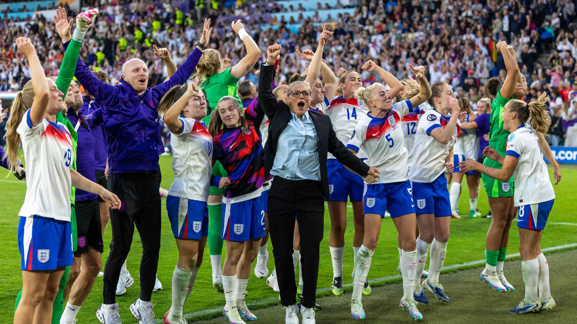 Cheftrainerin Sarina Wiegman feiert mit ihrer Mannschaft.