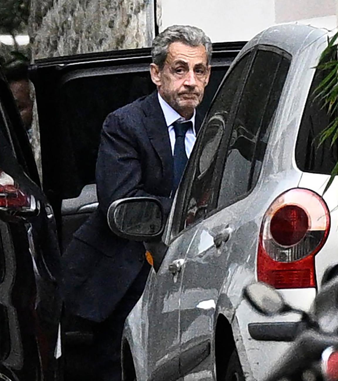 Frankreichs ehemaliger Präsident Nicolas Sarkozy steigt aus einem Fahrzeug bei der Rückkehr zu seinem Wohnhaus, nachdem er mit Staatsanwälten über den Antritt seiner Haftstrafe gesprochen hat. 