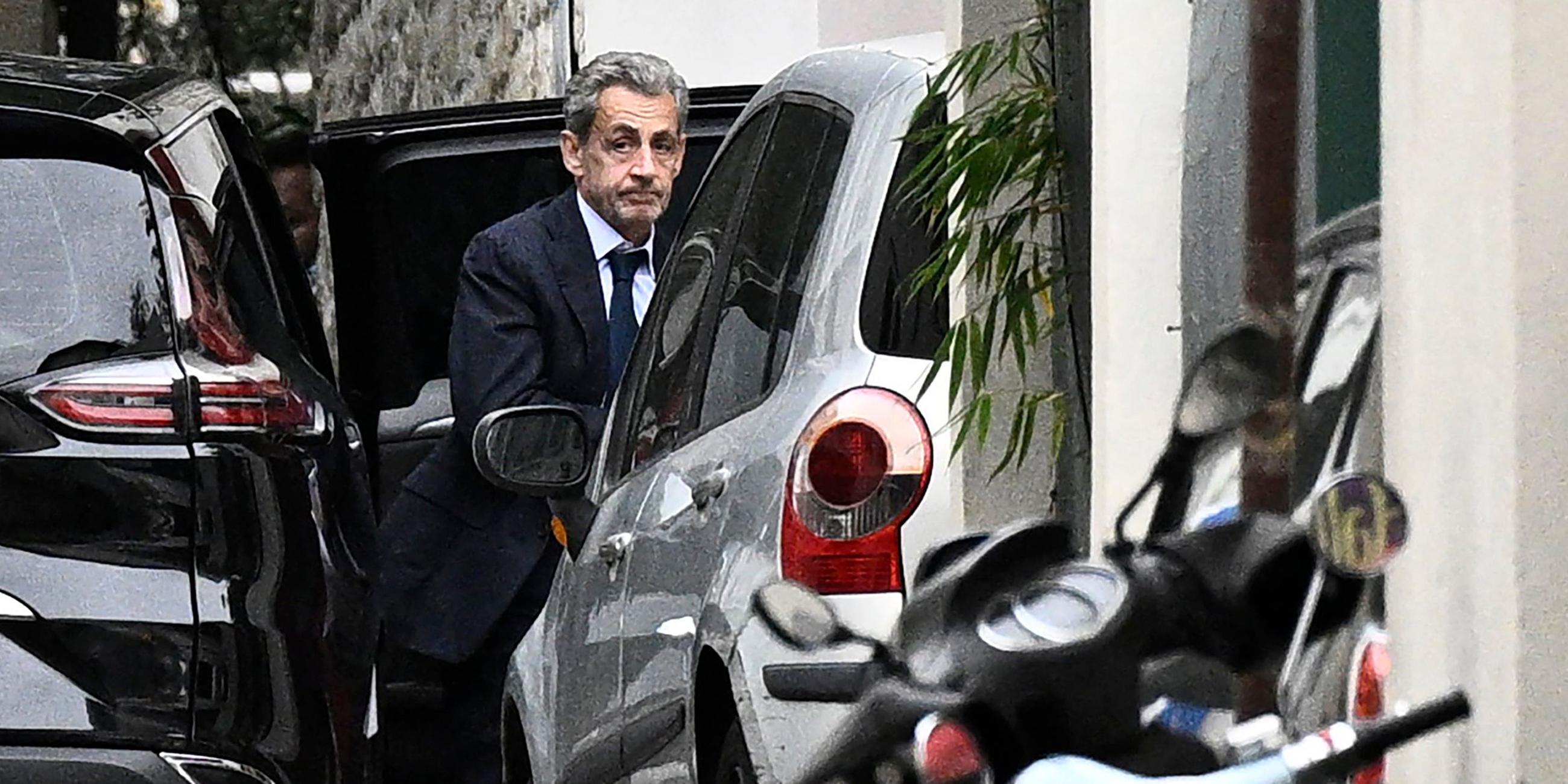 Frankreichs ehemaliger Präsident Nicolas Sarkozy steigt aus einem Fahrzeug bei der Rückkehr zu seinem Wohnhaus, nachdem er mit Staatsanwälten über den Antritt seiner Haftstrafe gesprochen hat. 