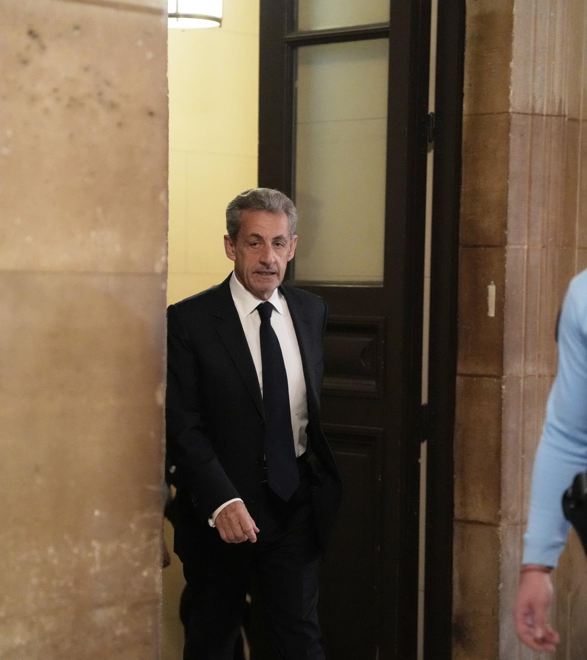 07.04.2026, Frankreich, Paris: Der ehemalige französische Präsident Nicolas Sarkozy trifft vor dem Berufungsgericht in Paris ein, um in seinem Prozess gegen eine Verurteilung wegen illegaler Wahlkampfgelder aus Libyen auszusagen.