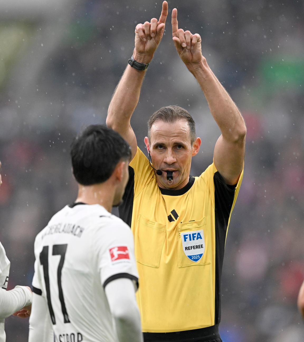 VAR-Zeichen von Schiedsrichter Sascha Stegemann. 