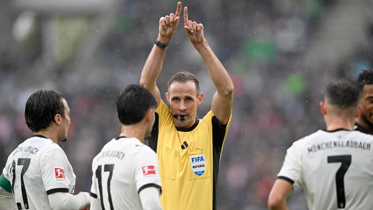 VAR-Zeichen von Schiedsrichter Sascha Stegemann. 