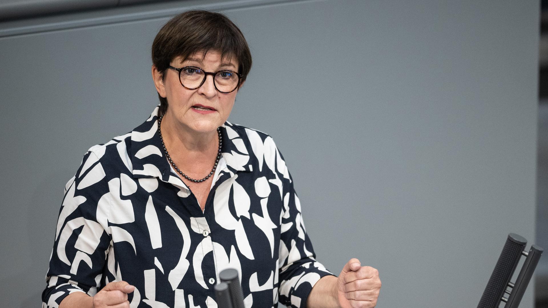 Saskia Esken, Bundesvorsitzende der SPD, spricht am 13.06.2024 im Bundestag.