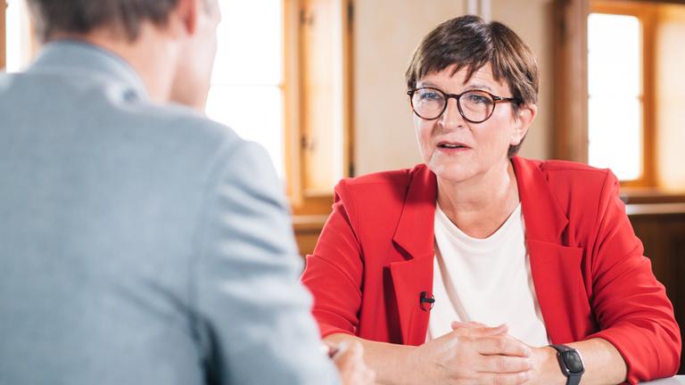 "Berlin direkt - Sommerinterview - Sendung vom 18.08.2024": Wulf Schmiese und Saskia Esken im Gespräch.