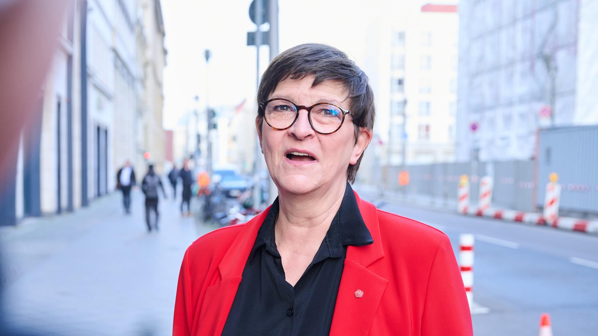 Saskia Esken, SPD-Bundesvorsitzende, kommt in die bayrische Landesvertretung, zu Beginn der Fortsetzung der Koalitionsverhandlungen von Union und der SPD. 