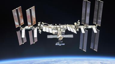 SONDERKONDITIONEN: Satzpreis! Archive picture of the International Space Station photographed by Expedition 56 crew members from a Soyuz spacecraft after undocking, November 2018. Cool pictures show America's chilly recent weather  from space. Fascinating images taken by a satellite and an astronaut show entire cities blanketed in white. NASA's Landsat 8 satellite documented ice in the Hudson River hugging the shore of Manhattan amid a deep freeze in late January. Meanwhile, International Space Station crewmember Chris Williams asked social media users to guess the locations from his sky-high pictures.