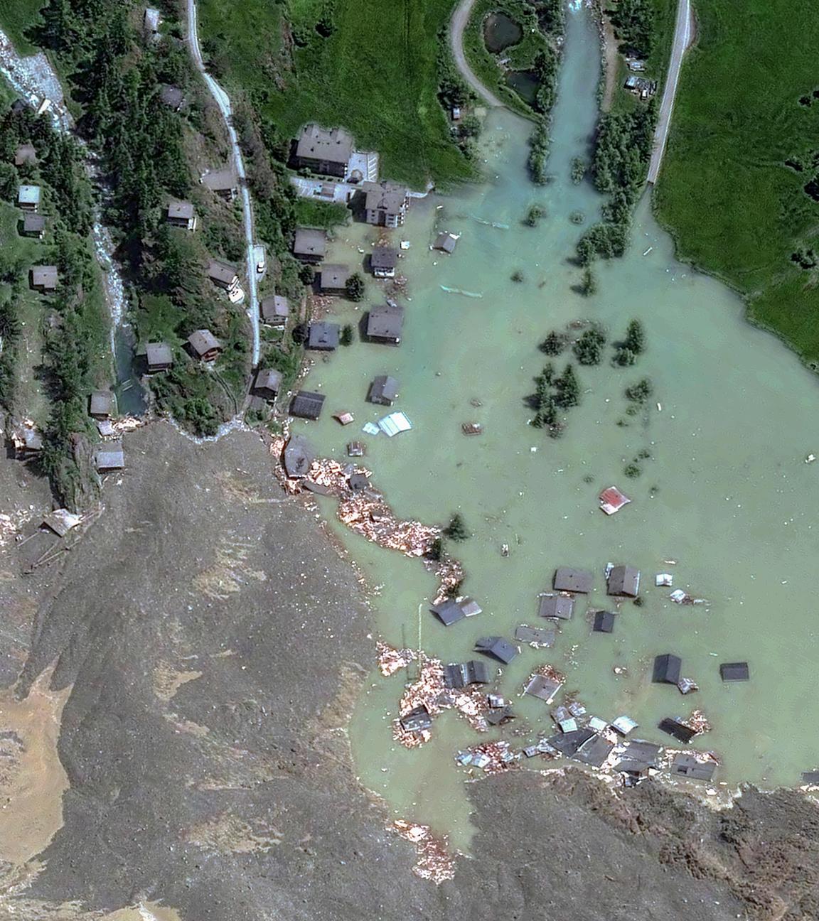  Dieses von Maxar Technologies zur Verfügung gestellte Satellitenbild zeigt das Dorf Blatten in der Schweiz am 29. 5. 2025, nachdem es durch eine Schlammlawine zerstört wurde und sich ein See gebildet hat. 