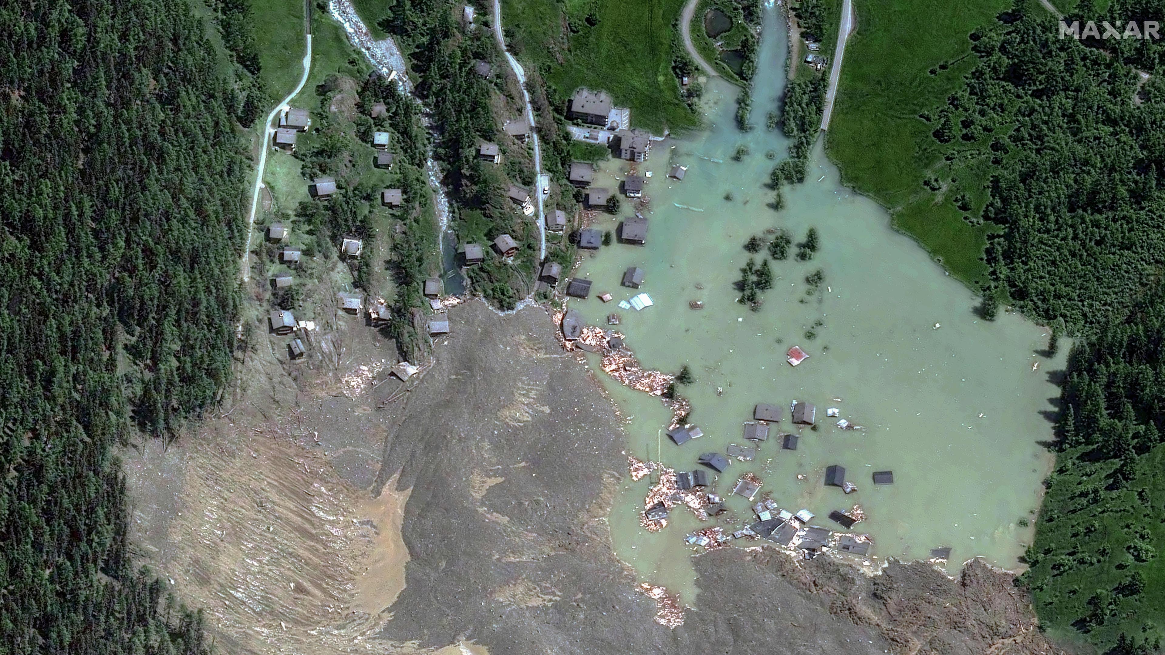  Dieses von Maxar Technologies zur Verfügung gestellte Satellitenbild zeigt das Dorf Blatten in der Schweiz am 29. 5. 2025, nachdem es durch eine Schlammlawine zerstört wurde und sich ein See gebildet hat. 