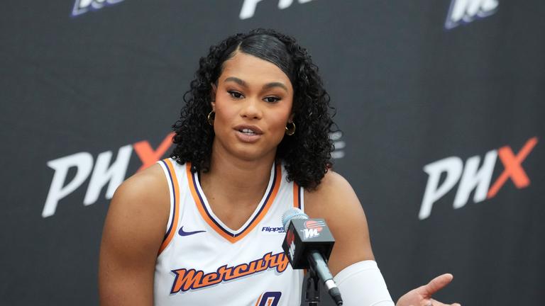 Satou Sabally bei einer Pressekonferenz für ihr neues Team Phoenix Mercury