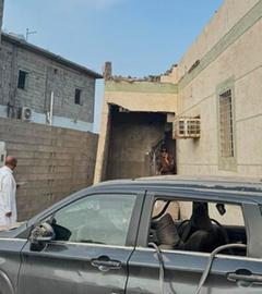 Dieses von der Saudi Press Agency zur Verfügung gestellte Foto zeigt Schäden an einem Gebäude, nachdem an der südlichen Grenze zum Jemen ein Geschoss eingeschlagen war.