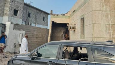 Dieses von der Saudi Press Agency zur Verfügung gestellte Foto zeigt Schäden an einem Gebäude, nachdem an der südlichen Grenze zum Jemen ein Geschoss eingeschlagen war.