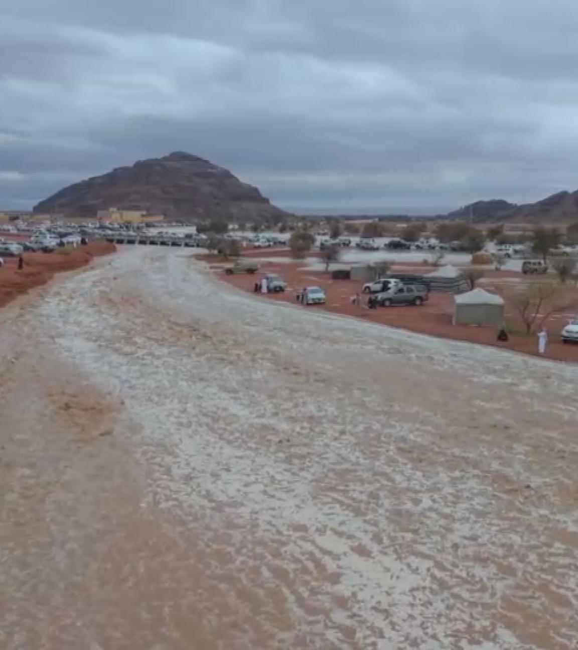 In der saudi-arabischen Gebirgsregion Ha'il strömen Fluten durch Wüstentäler.