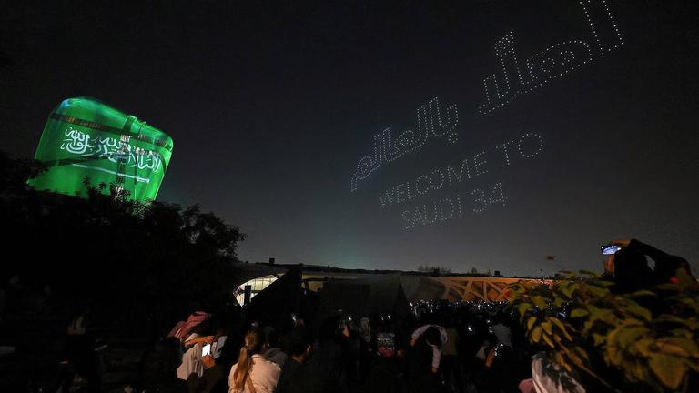 Drohnen-Feuerwerk in Dschidda anlässlich der Vergabe der Fußball-WM 2034 nach Saudi-Arabien.