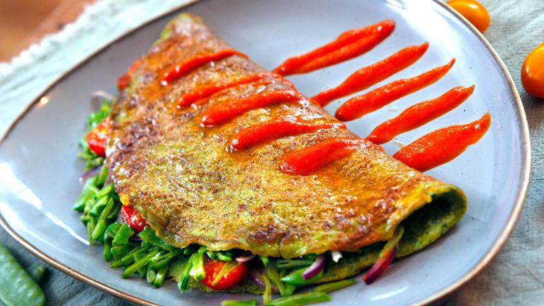 Ein Sauerampfer-Omelett auf einem Teller