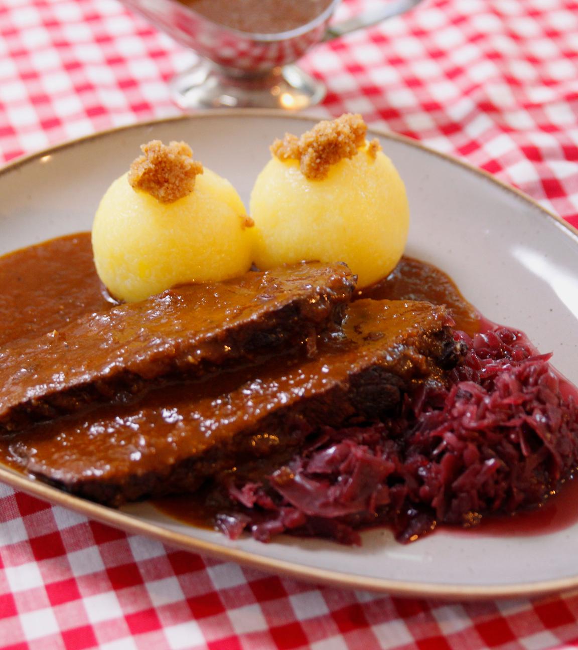 Sauerbraten mit Knödeln und Rotkohl