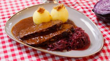 Sauerbraten mit Knödeln und Rotkohl