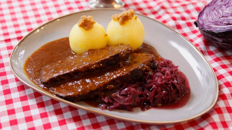 Sauerbraten mit Knödeln und Rotkohl