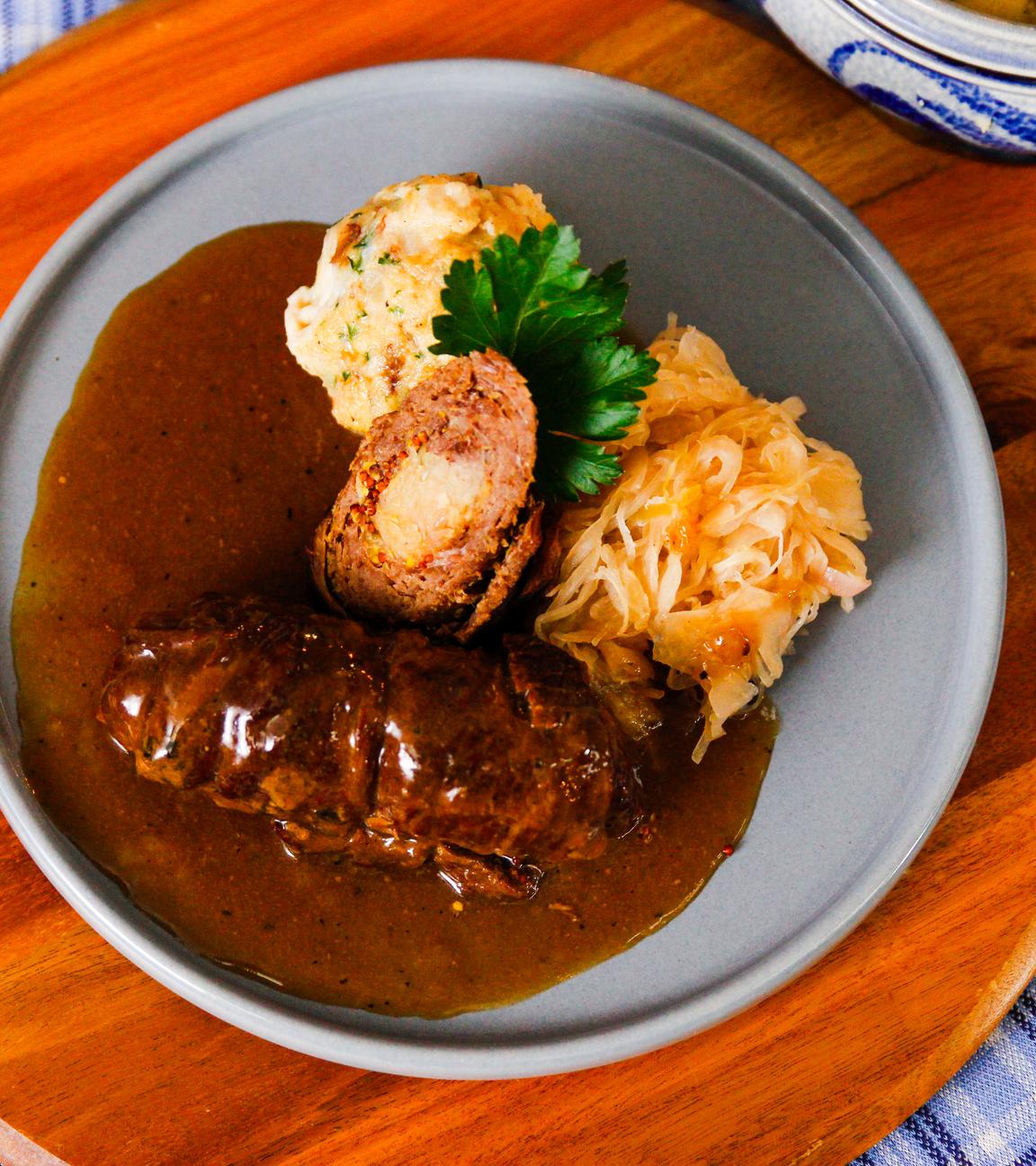 Sauerkraut-Rouladen mit Semmelknödeln