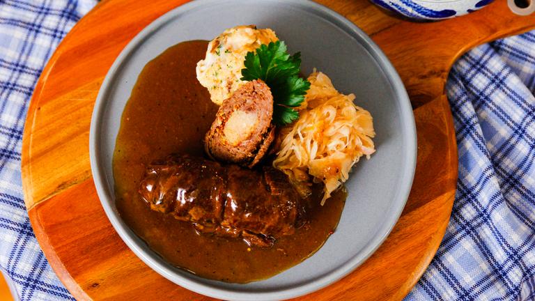 Sauerkraut-Rouladen mit Semmelknödeln