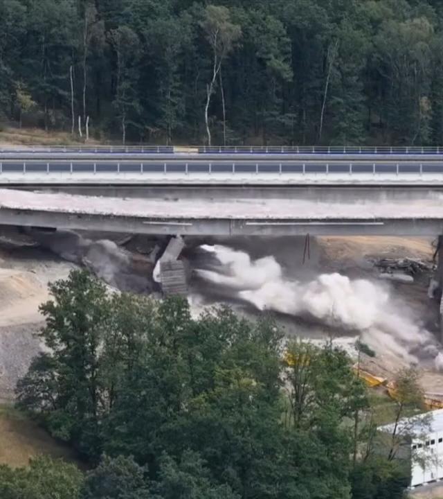 Eine Autobahnbrücke auf der Sauerlandlinie wird gesprengt.