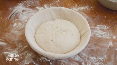 Sauerteig-Hefe auf einem Tisch in Form eines Brotes.