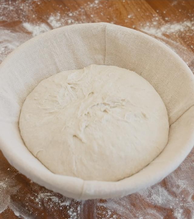 Sauerteig-Hefe auf einem Tisch in Form eines Brotes.