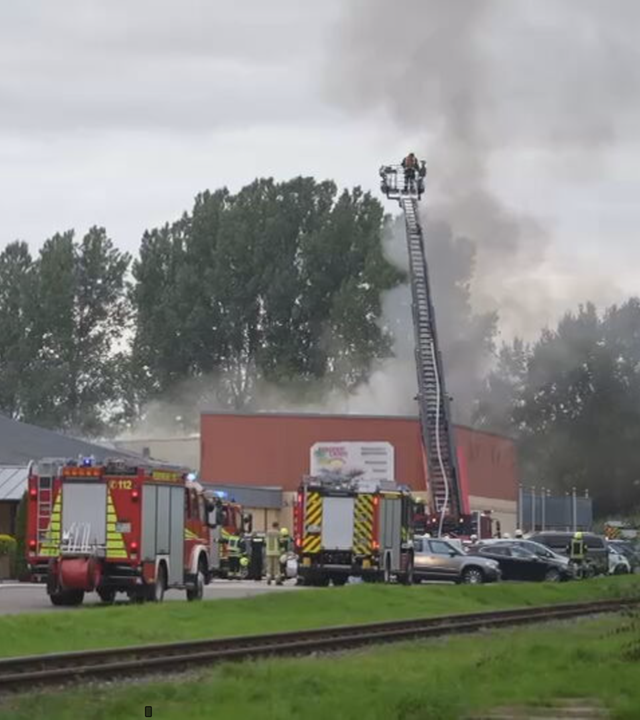 Das Bild zeigt Einsatzfahrzeuge der Feuerwehr vor der Sauna-Landschaft in Hasbergen.