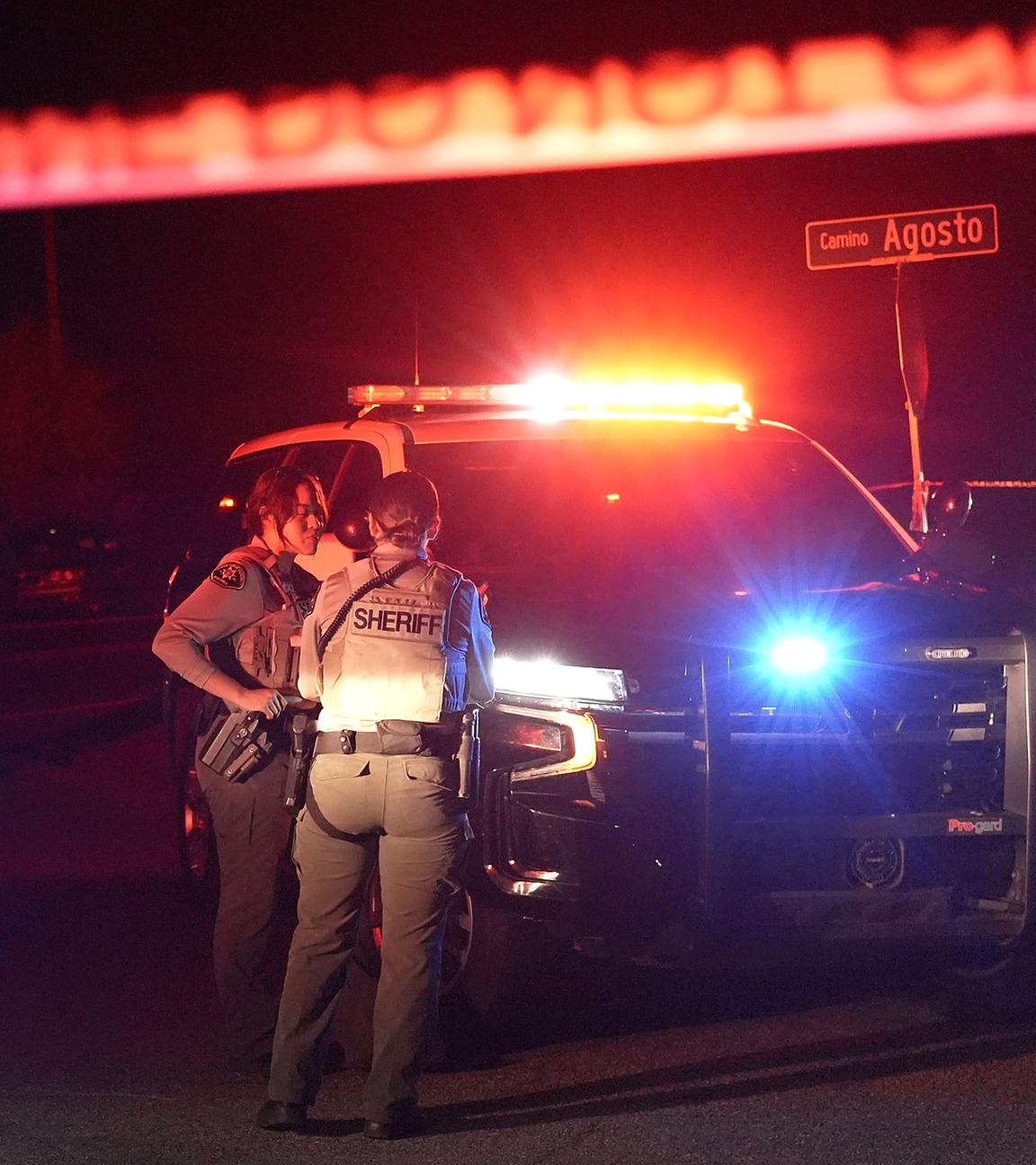 Polizeibeamte sperren am10.02.2026 die Zufahrt zu einer Straße ab, an der ein Haus im Zusammenhang mit den Ermittlungen zum Verschwinden von Nancy Guthrie durchsucht wird