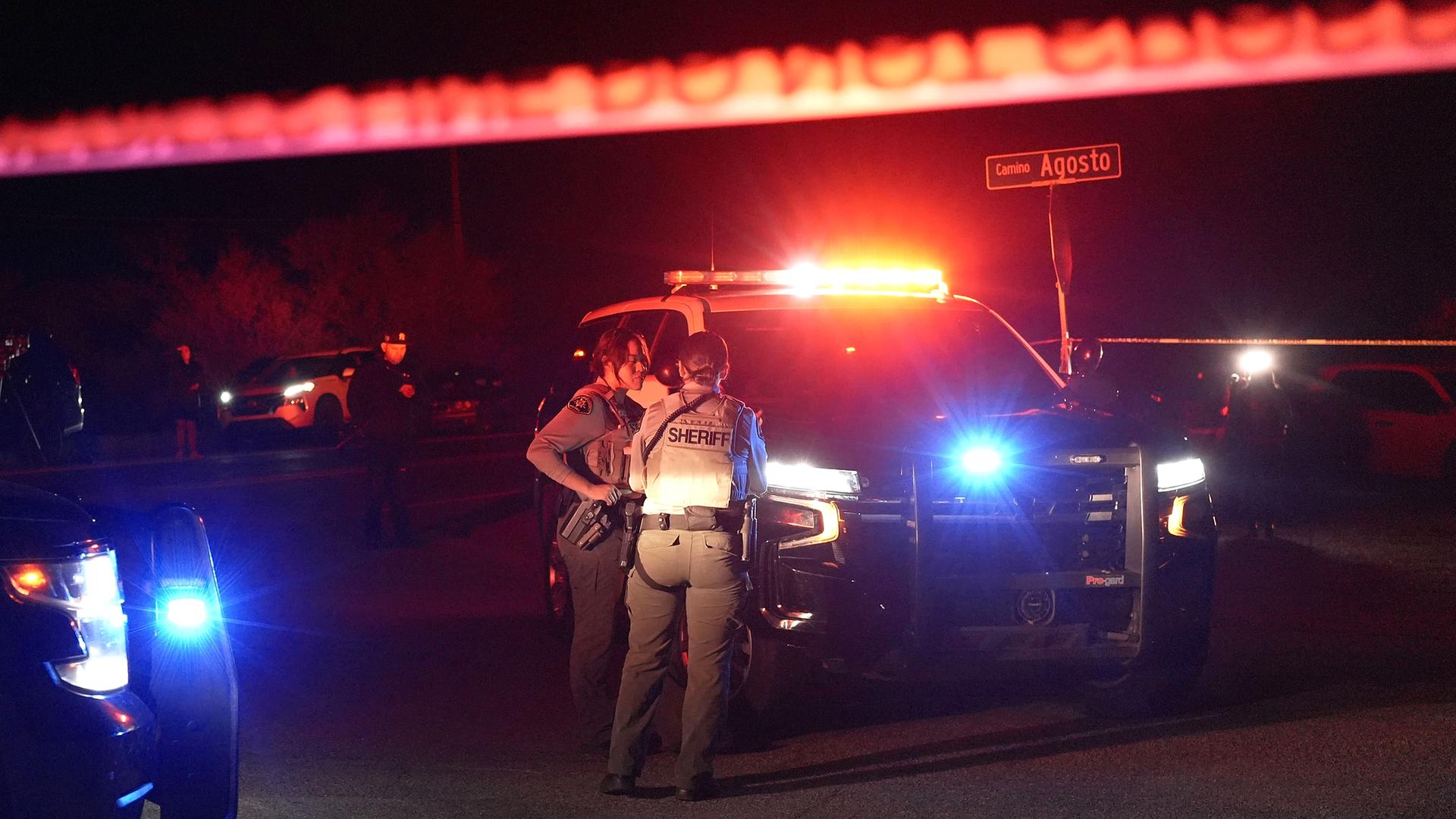 Polizeibeamte sperren am10.02.2026 die Zufahrt zu einer Straße ab, an der ein Haus im Zusammenhang mit den Ermittlungen zum Verschwinden von Nancy Guthrie durchsucht wird