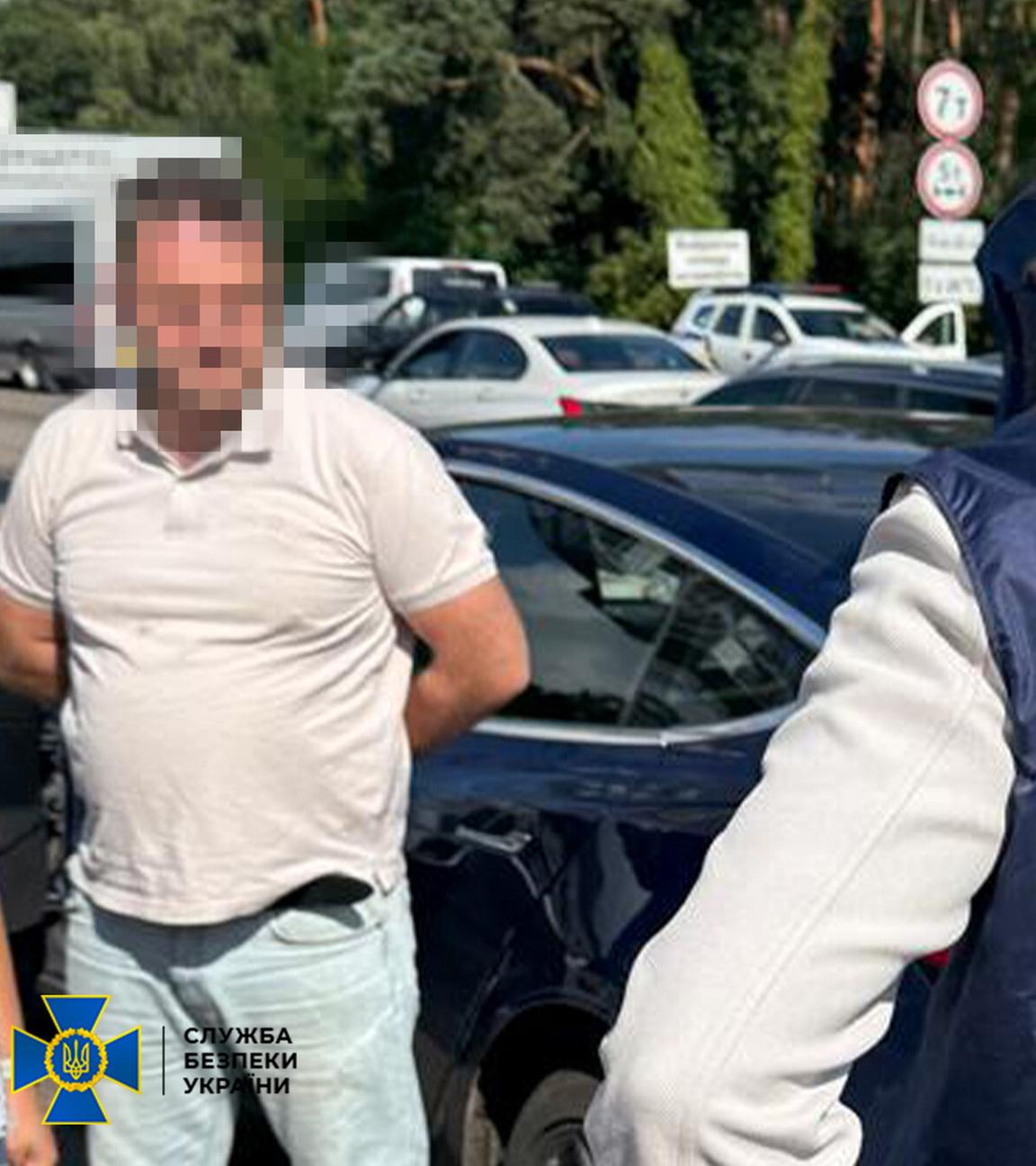 Dieses vom ukrainischen Geheimdienst SBU zur Verfügung gestellte Foto zeigt die Festnahme eines Mitarbeiters des Nationalen Antikorruptionsbüros. 
