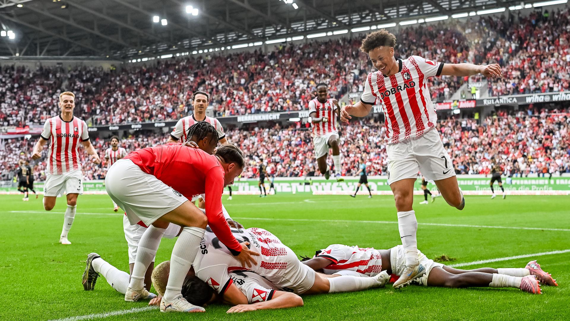 Spieler des SC Freiburg jubeln