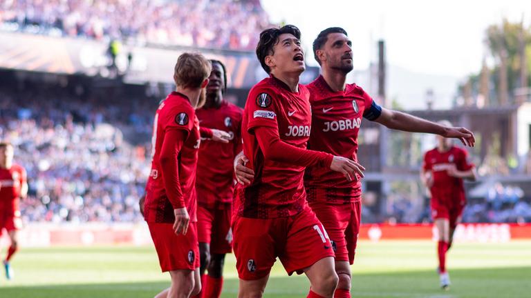 Freiburgs Yuito Suzuki feiert sein Tor zum 0:2. 