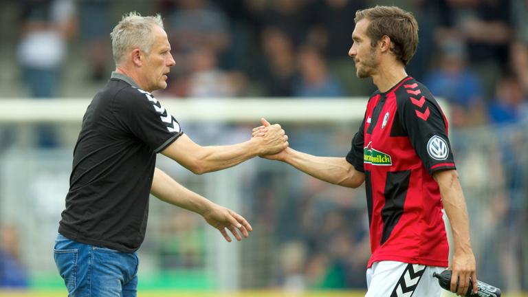 DFB-Pokal am 20. August 2016: SC-Freiburg-Trainer Christian Streich und Spieler Julian Schuster (rechts) schlagen mit der Hand ein.