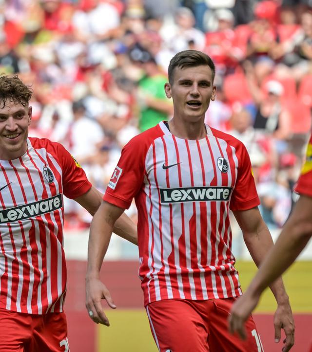 Yannik Engelhardt (SC Freiburg) trifft zum Tor. 