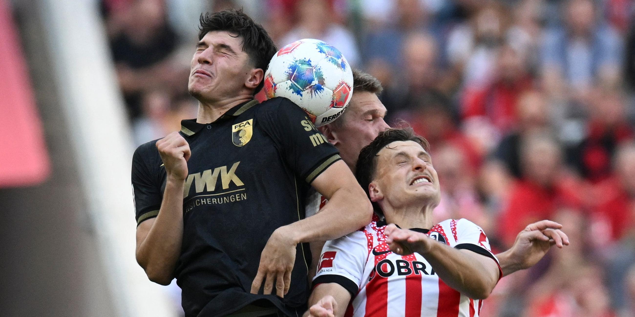 Beim Bundesliga-Spiel in Freiburg kämpften (Augsburg) Mert Komur, (Freiburg) Matthias Ginter und (Freiburg) Maximilian Eggestein um den Ball.