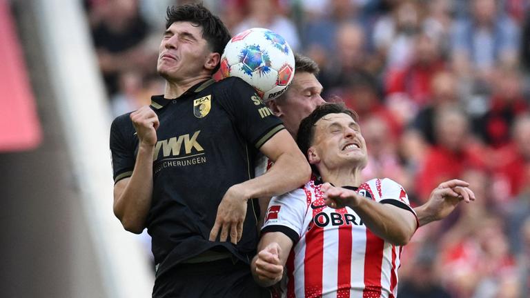 Beim Bundesliga-Spiel in Freiburg kämpften (Augsburg) Mert Komur, (Freiburg) Matthias Ginter und (Freiburg) Maximilian Eggestein um den Ball.