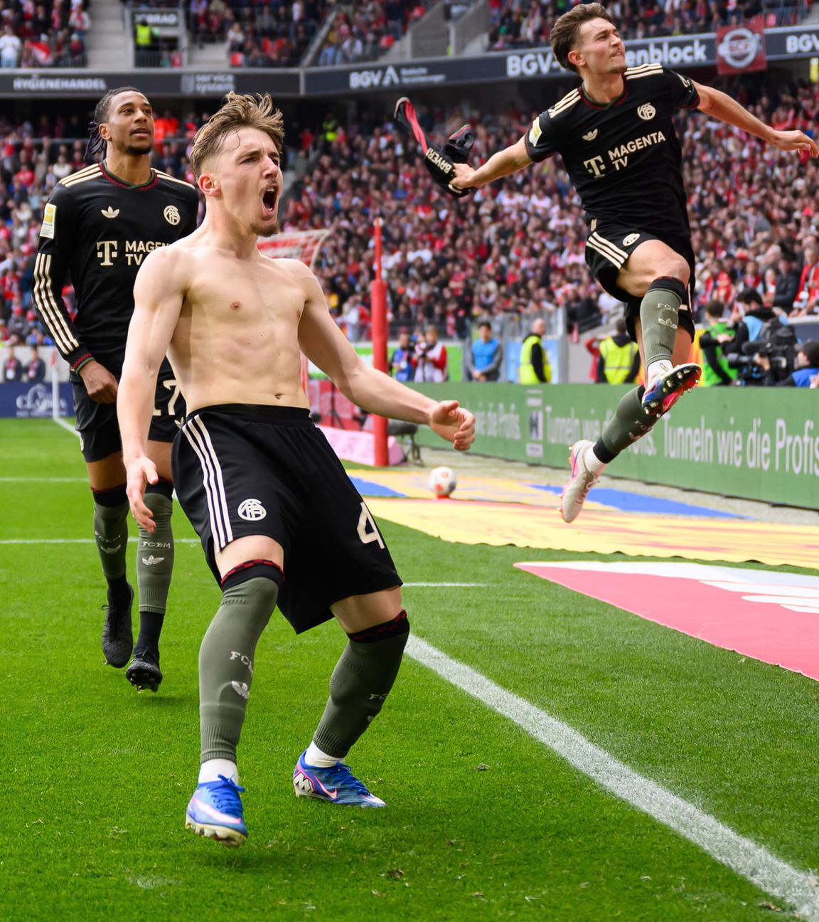 Michael Olise, Torschuetze Lennart Karl, Tom Bischof (Bayern) jubeln. 