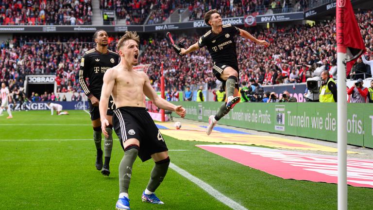 Michael Olise, Torschuetze Lennart Karl, Tom Bischof (Bayern) jubeln. 