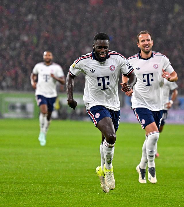 Dayot Upamecano (FC Bayern München) Torjubel Harry Kane (FC Bayern München) und Dayot Upamecano (FC Bayern München)