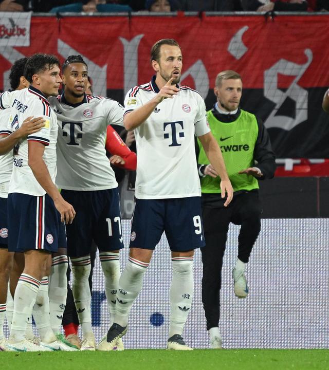 Tom Bischof, Michael Olise, Harry Kane, Jonathan Tah (Bayern München) jubeln. 