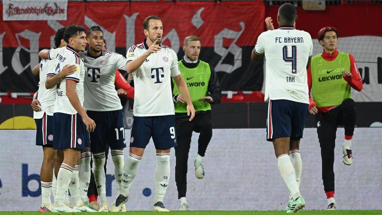 Tom Bischof, Michael Olise, Harry Kane, Jonathan Tah (Bayern München) jubeln. 