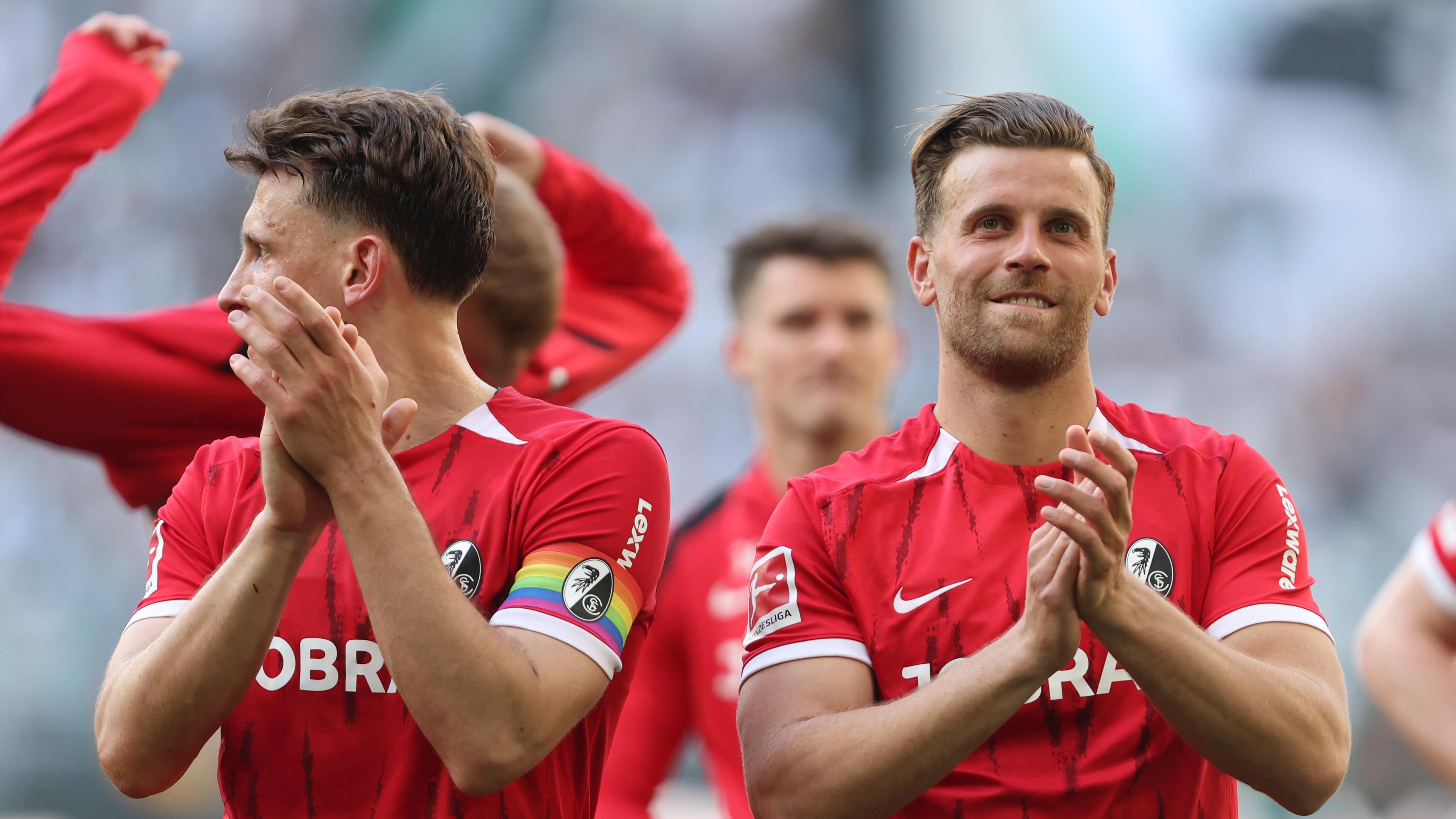 Lucas Höler (rechts) klatschtnach dem Sieg des SC Freiburg gegen Borussia Mönchengladbach in die Hände