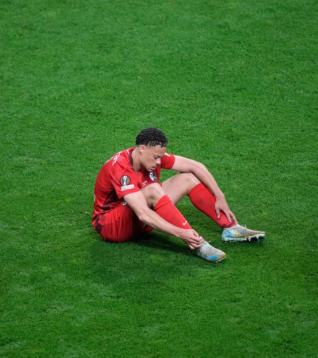 Freiburgs Spieler reagieren nach dem Spiel.