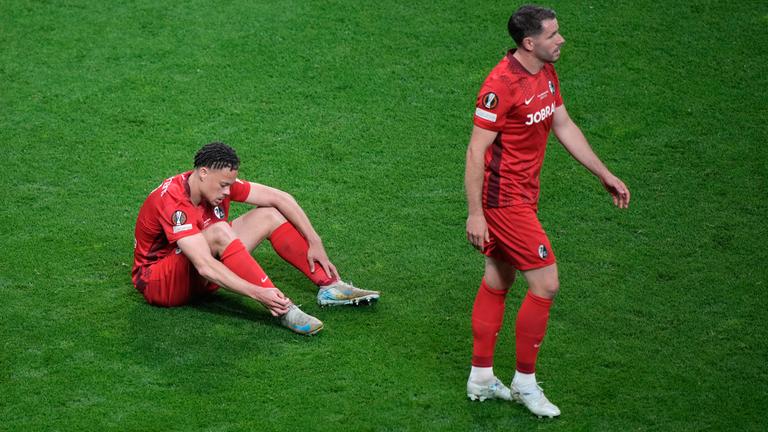 Freiburgs Spieler reagieren nach dem Spiel.