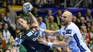 Albin Lagergren (SC Magdeburg, l) und Borut Mackovsek (SC Pick Szeged) kämpfen um den Ball.